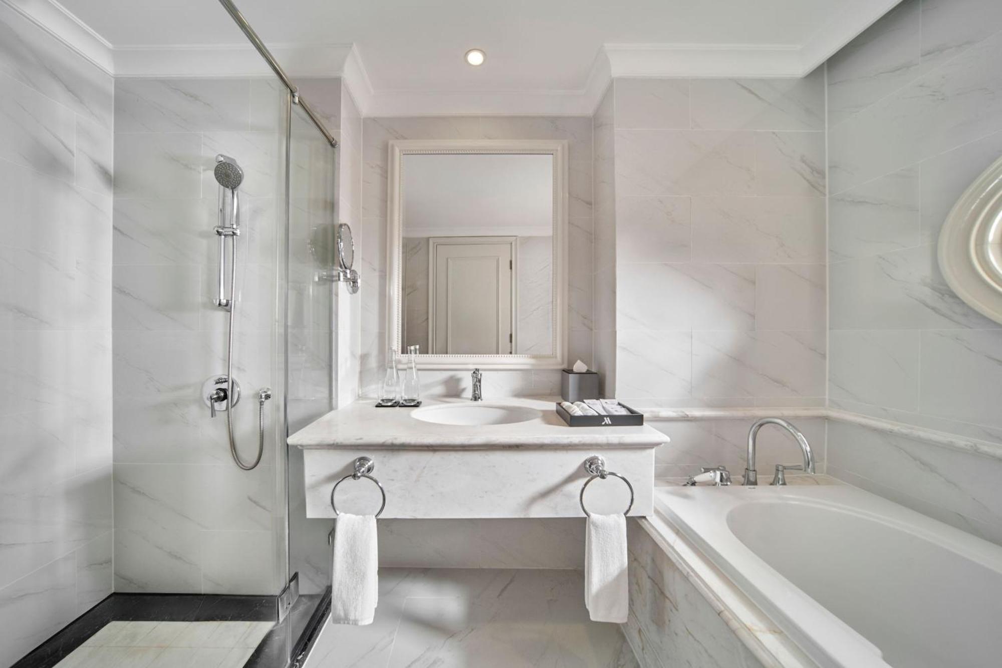 Phòng Deluxe 2 Giường Đơn Có Ban Công Nhìn Ra Biển