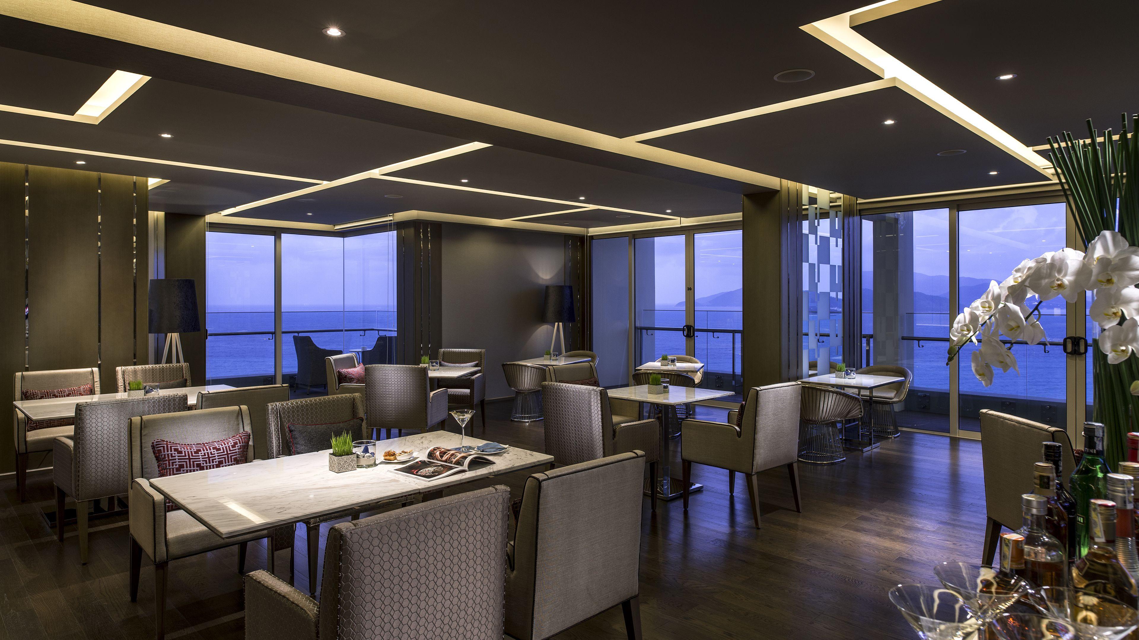 Classic Zimmer mit Kingsize-Bett und Meerblick sowie Zugang zur Club Lounge