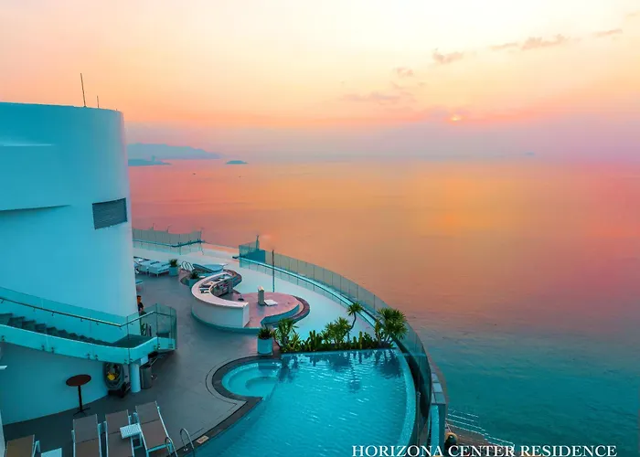 Grand Oceanfront Premier Suite Centre